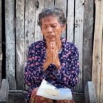 រយៈពេលជិត៣០ឆ្នាំហើយដែលបុគ្គលមានលុយនិងបក្សពួកបានគុបគិតគ្នារំលោភយកដី​របស់លោកយាយកម្សត់ ពិន គុណ ធ្វើឱ្យលោកយាយគ្រាំគ្រាចិត្តរហូតមកដល់បច្ចុប្បន្ន